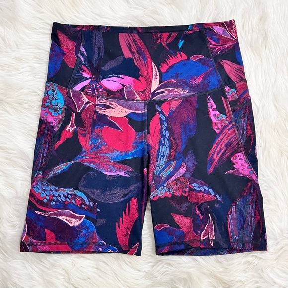 All in Motion Colorful Patterned Biker Shorts with Pockets - Picture 5 of 5